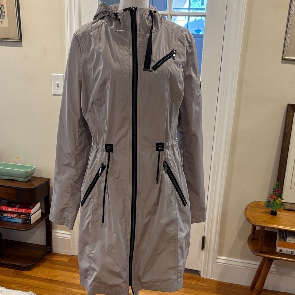 T Tahari Women’s Tiffany Drawstring Waist Raincoat in Silver. Size M.